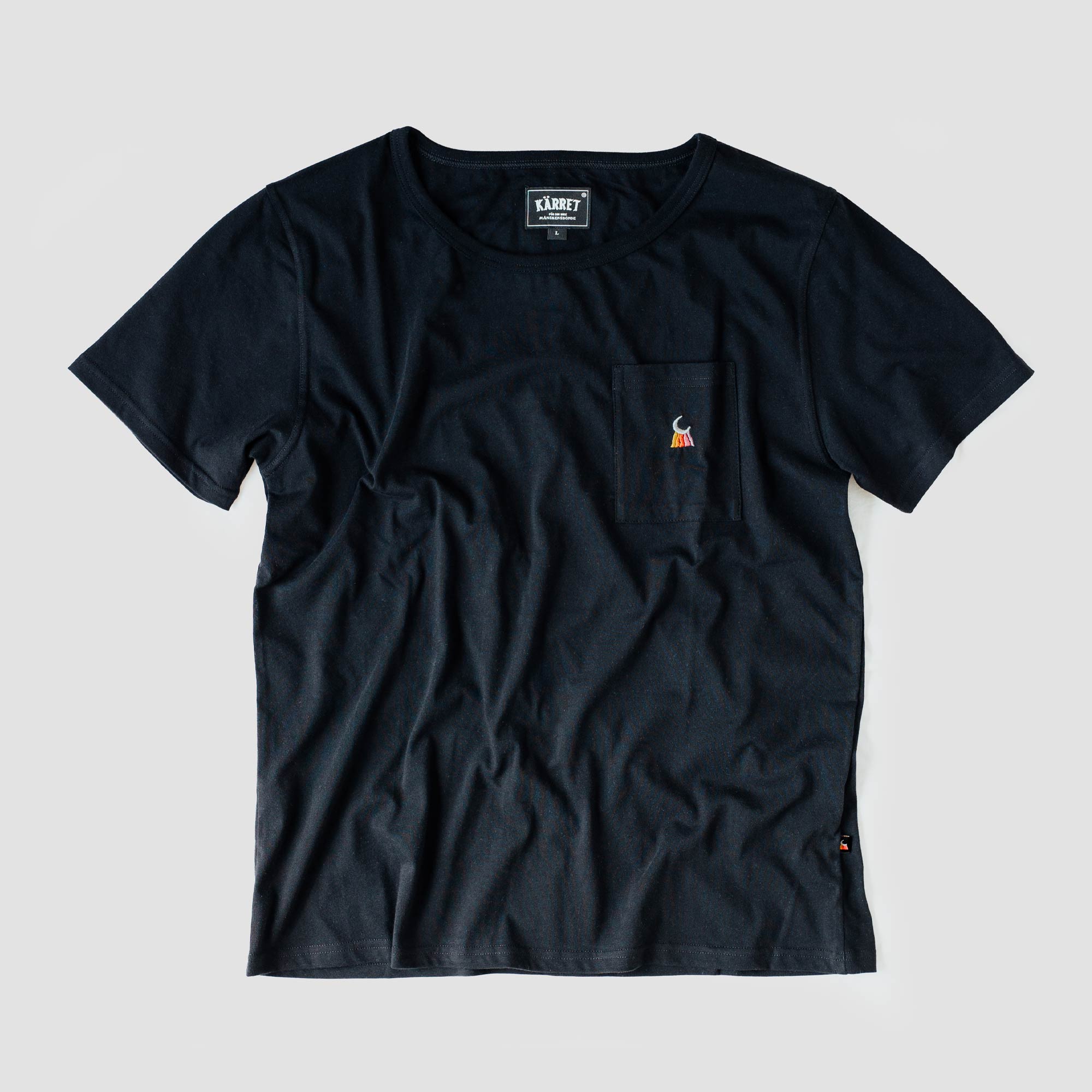 Svart broderad pocket tee