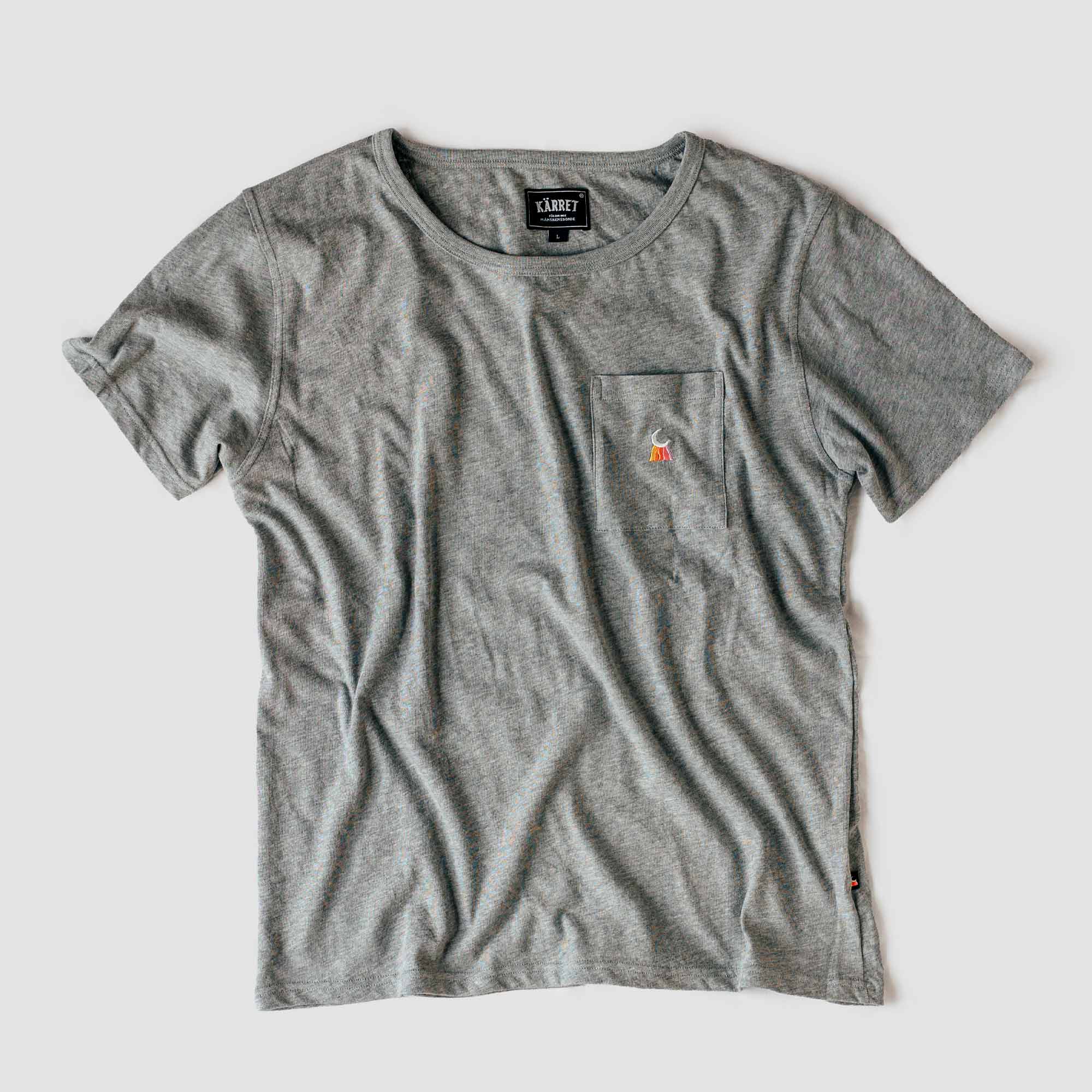 Gråmelerad broderad pocket tee