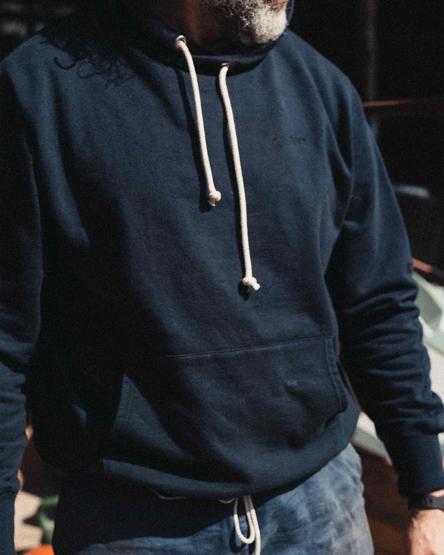 Svart grejarhoodie
